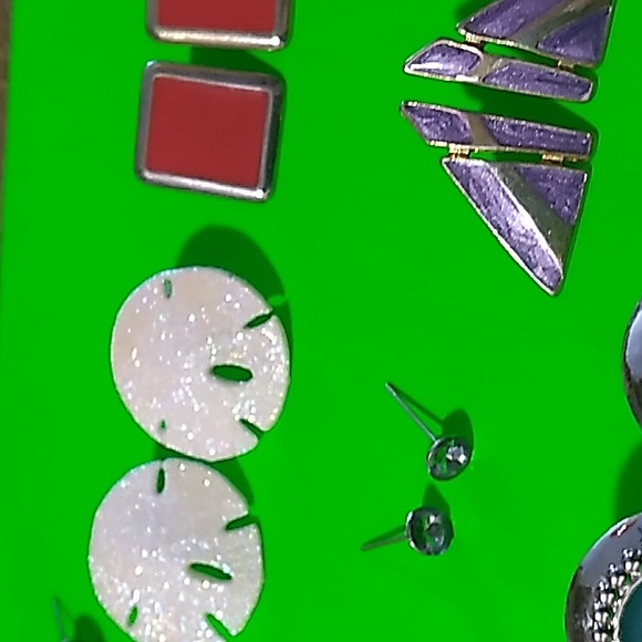 18 Pairs Vintage Earrings - Picture 4 of 9